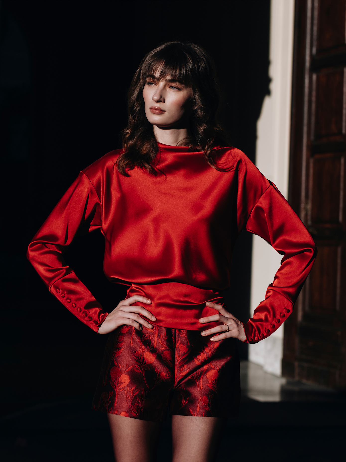 Top roșu drapat cu mânecă lungă