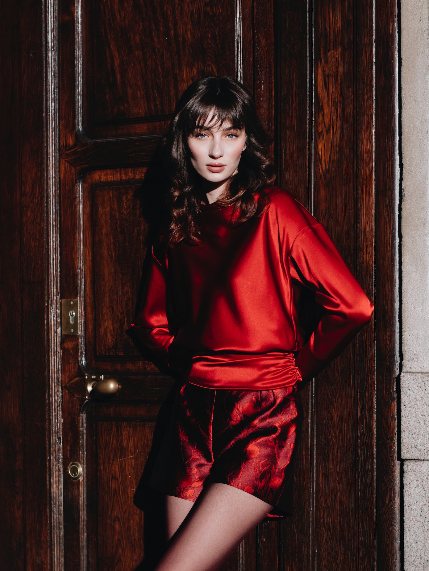 Top roșu drapat cu mânecă lungă