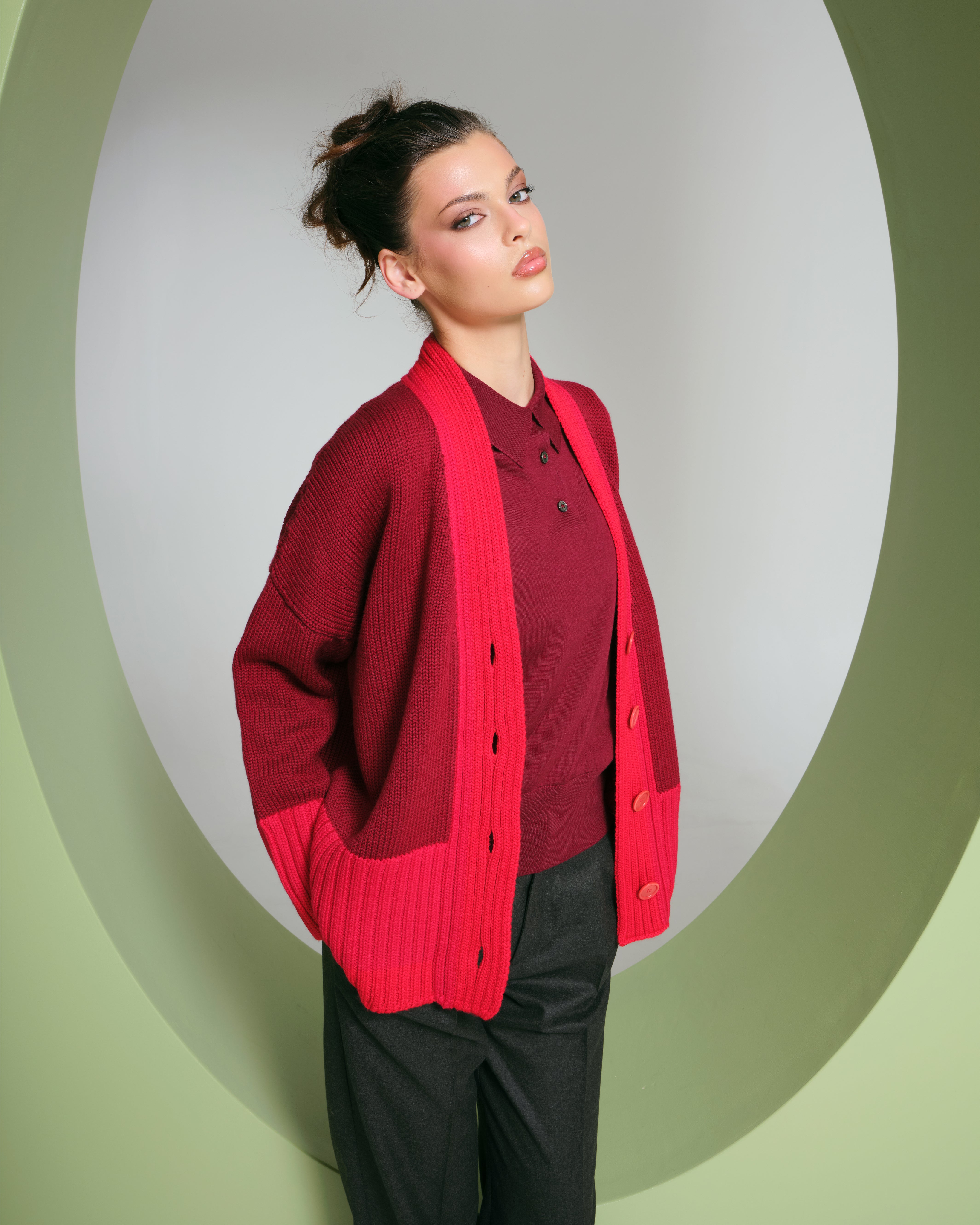 Cardigan oversized în două tonuri de roșu si burgundy