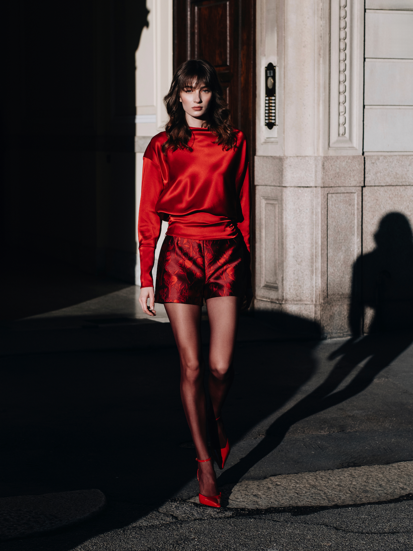 Top roșu drapat cu mânecă lungă