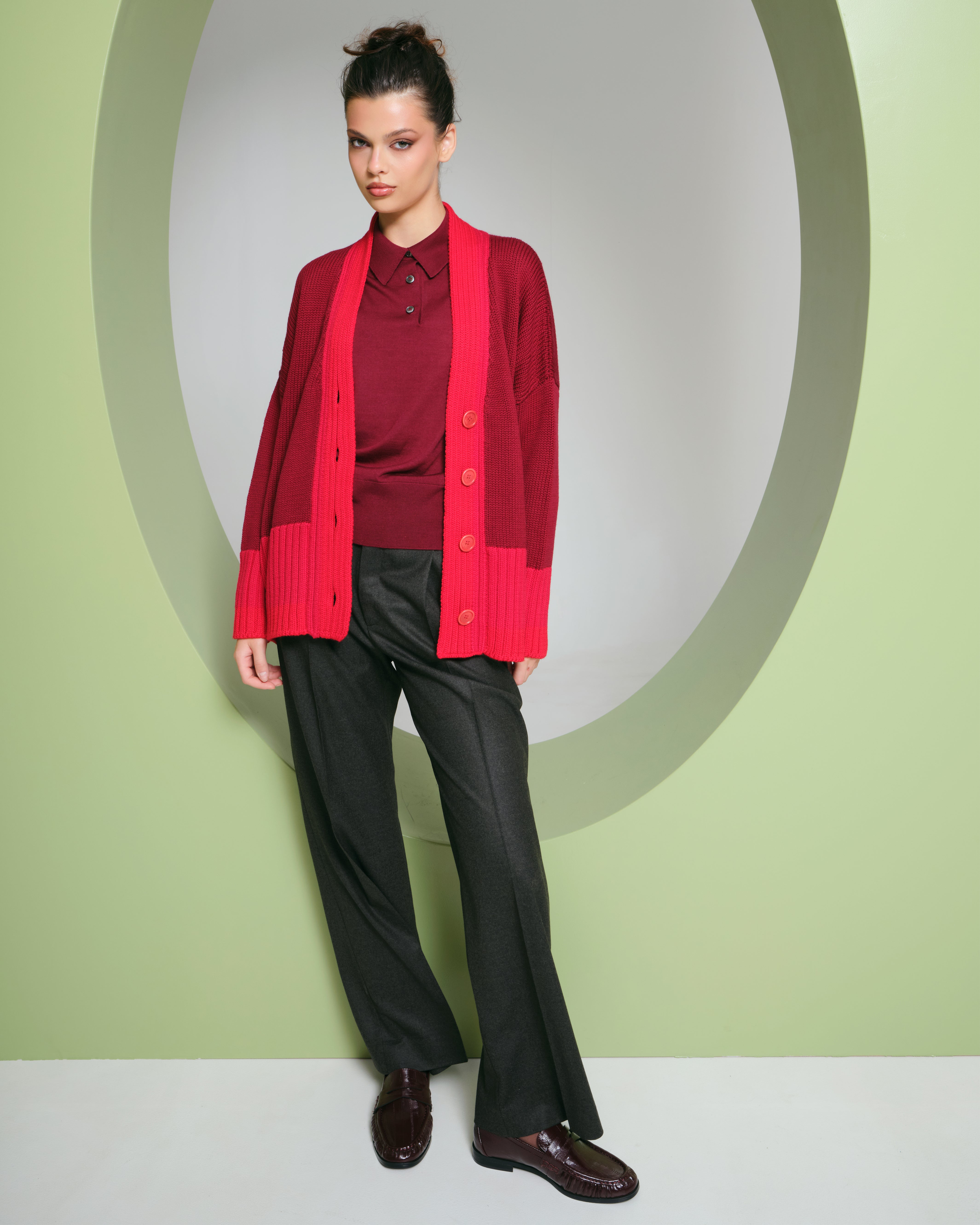 Oversized cardigan in two tones of red and burgundy 